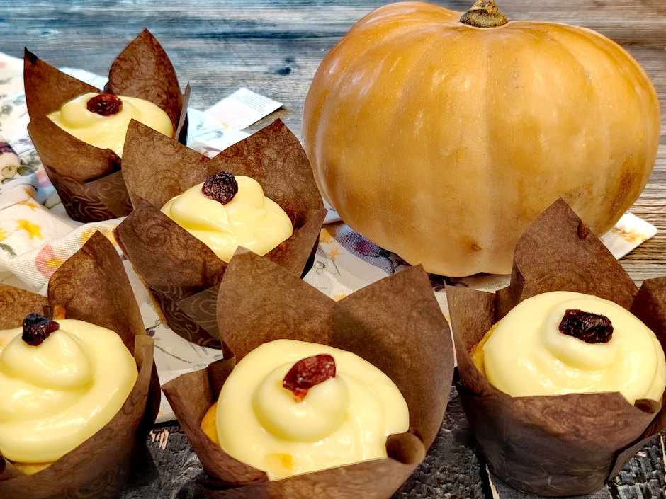 Puha sütőtökös cupcake – őszi fűszerekkel és krémes joghurtos tetővel