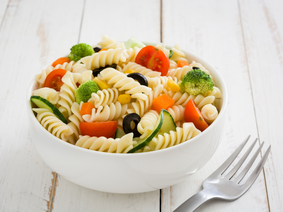 Gyors, finom, gluténmentes – nyári tésztasaláta percek alatt!