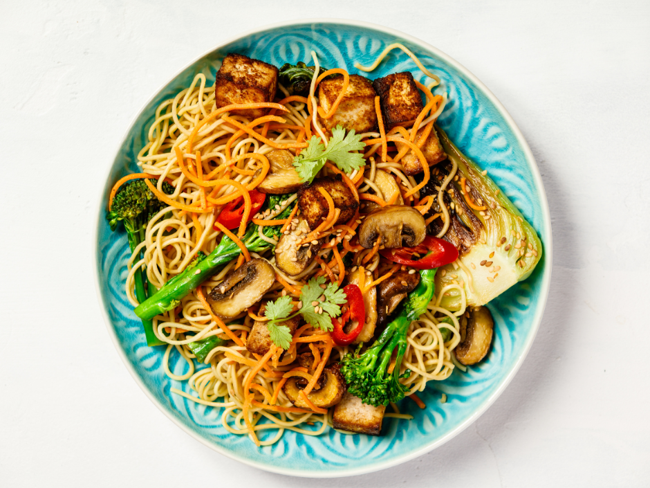 Vegán grillezett tofu pirított gluténmentes zöldséges üvegtésztával