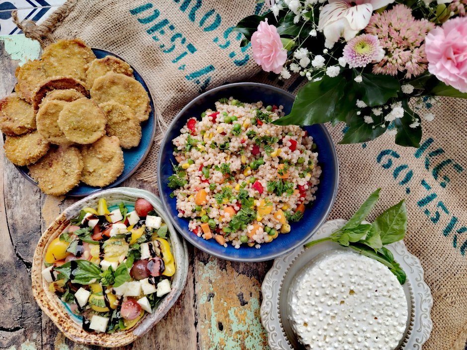 Három friss, mentes finomság: rántott padlizsán, cirok rizibizi és paradicsomsaláta – gluténmentesen